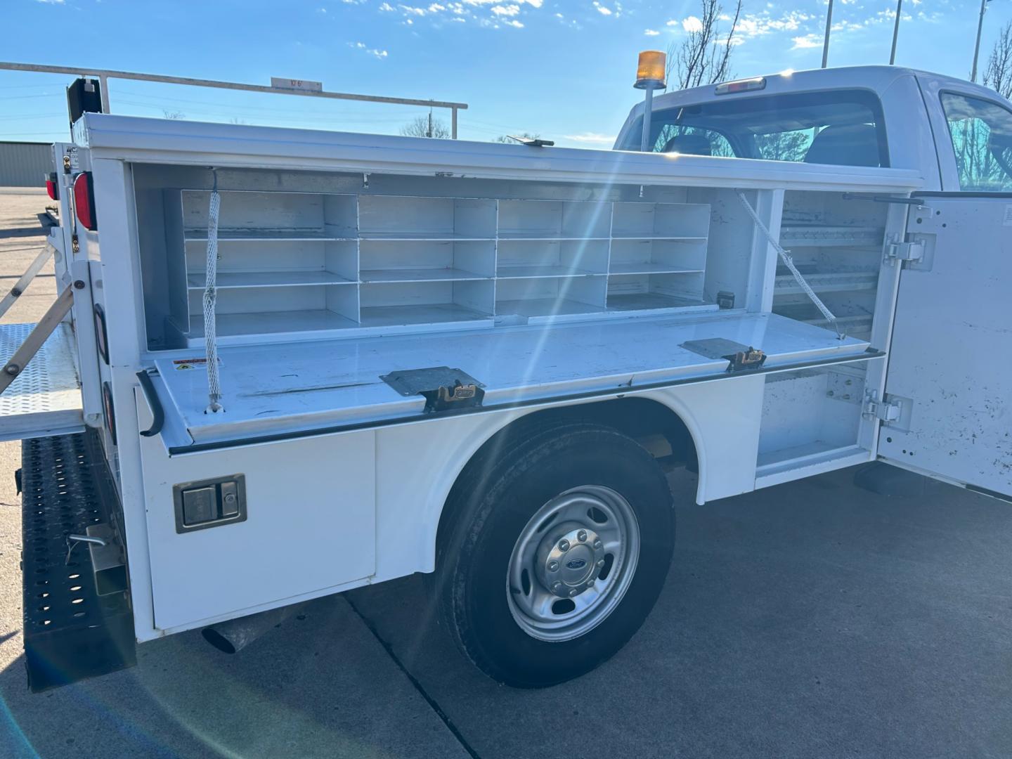 2015 White /Gray Ford F-250 SD XLT 2WD (1FDBF2A66FE) with an 6.2L V8 OHV 16V engine, 6-Speed Automatic transmission, located at 17760 Hwy 62, Morris, OK, 74445, (918) 733-4887, 35.609104, -95.877060 - Photo#17